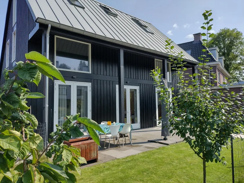 Studio 2 pièces avec salle de bain dans villa de ville avec parking privé gratuit - Image 1