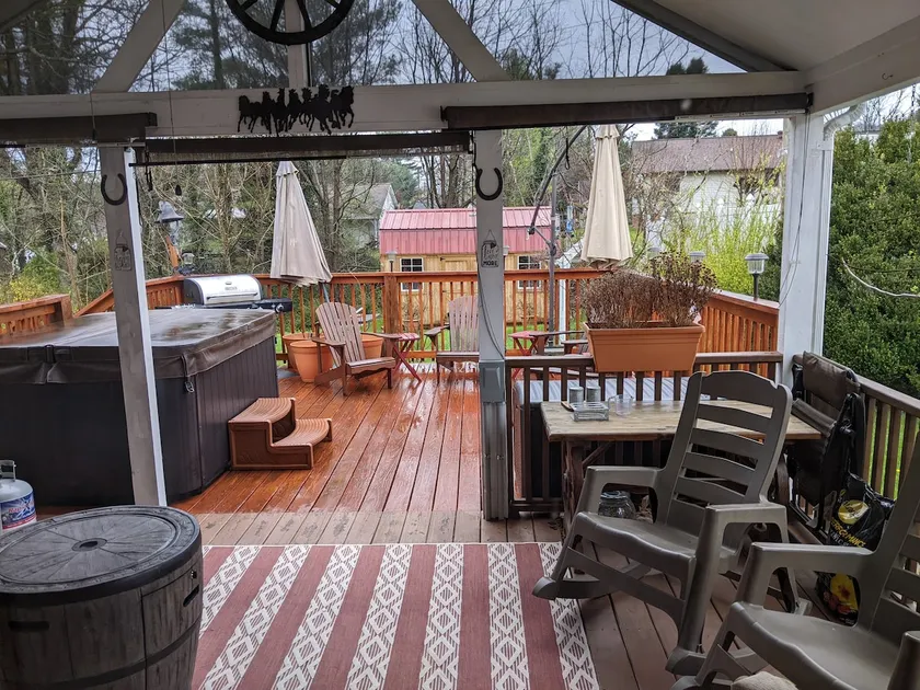 Outlanders, a cozy two-bedroom home with hot tub - Image 1