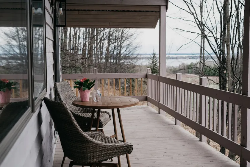 Tranquil 3-bedroom lakeview retreat with hot tub - Image 1