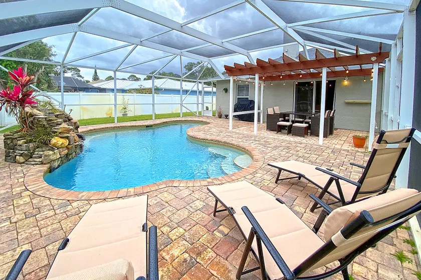 Newly Furnished, Solar Heated pool, Game room, 10 mins from Beach - Image 1