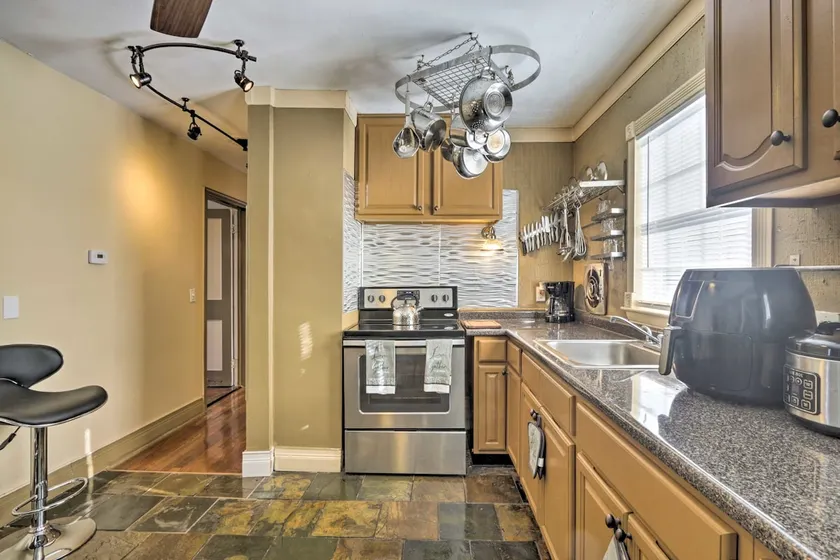 New Quaint & Convenient Hideaway Great Location - Image 1