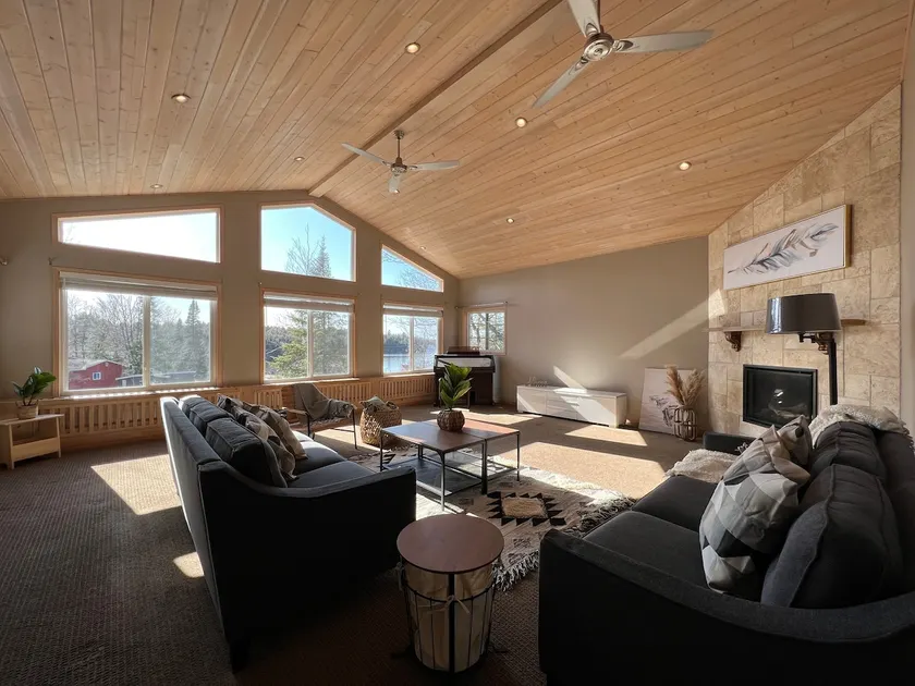 Ahmic Lake Resort's 2-Bedroom Cottage with Hot Tub (Gray Wolf Cottage) - Image 1