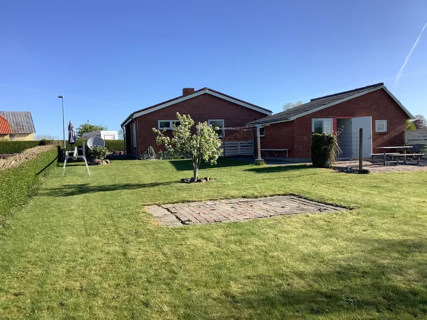 With sea views and enclosed garden - Image 1