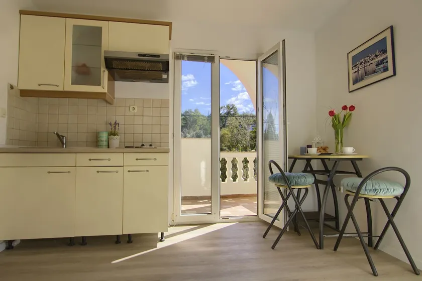 Cozy Studio by the Beach - Image 1