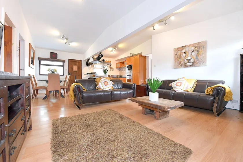 Gorgeous 3BD Cottage with Parking Nr Guildford - Image 1
