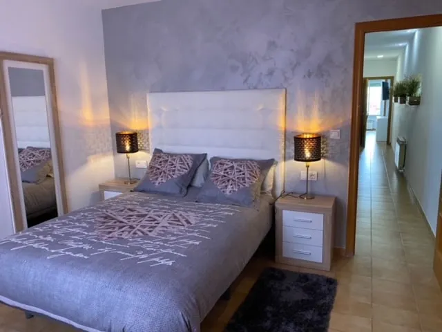 Centrally located apartment with parking 20 minutes from Barcelona - Image 1