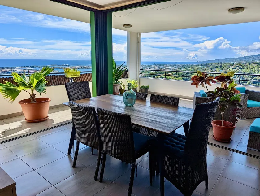Spacious 3-bedroom with panoramic view and pool - Image 1