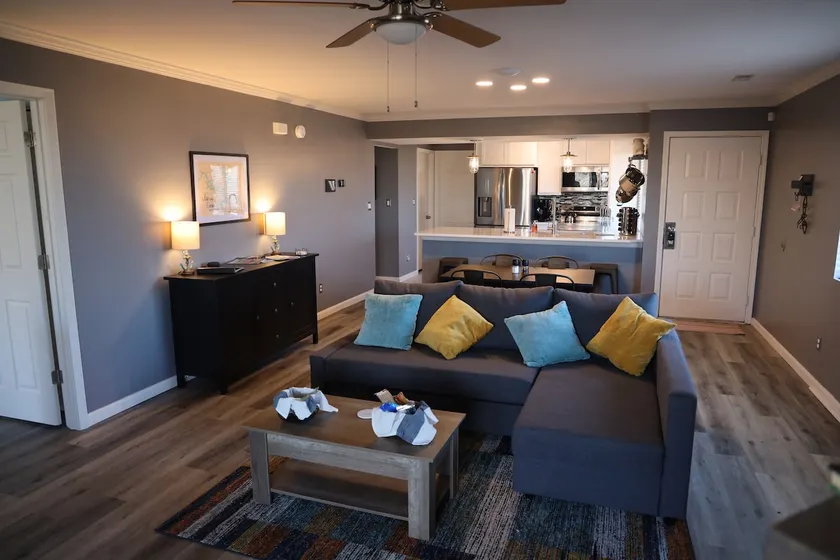 Smart newly renovated 3 bedroom condo. - Image 1