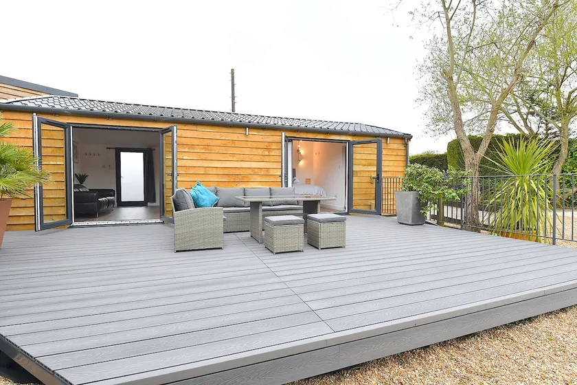Cheerful 1BD Cottage with Parking Nr Guildford - Image 1