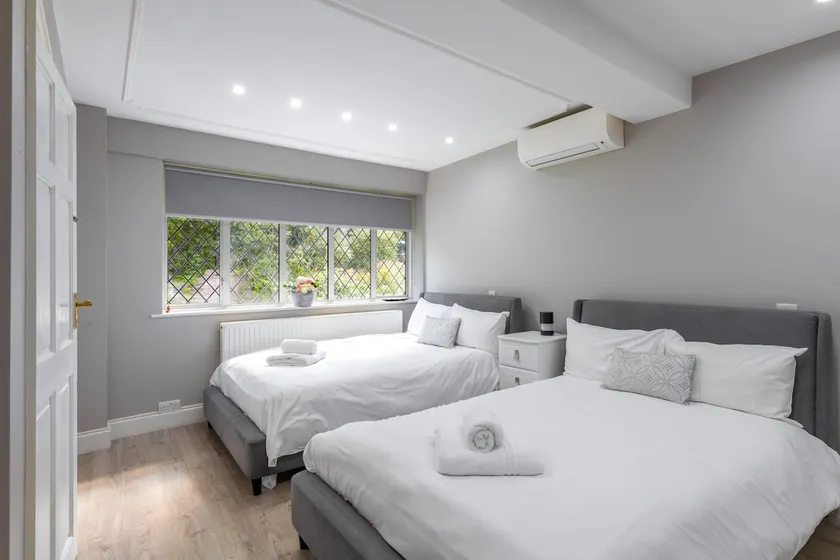 Spacious 4 bedroom home w/ Garden 5 Min to Beach! - Image 1