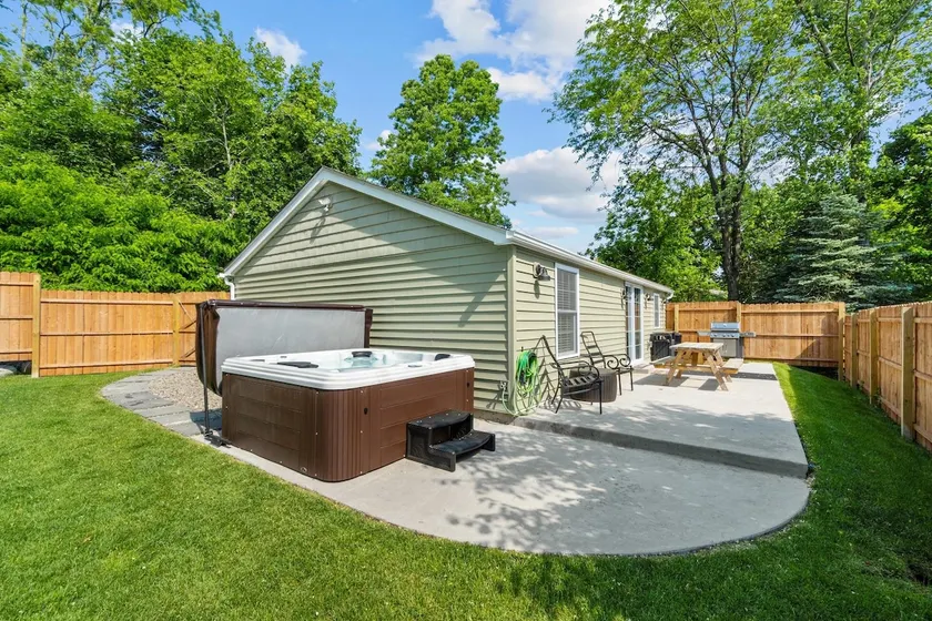 Cozy cottage w/hot tub, game room & backyard. Close to West Point and Bethel. - Image 1