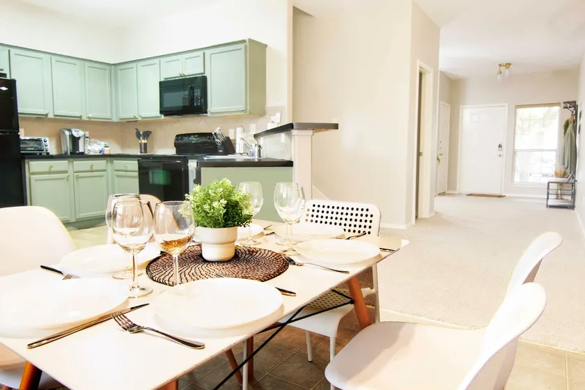 Comfy Townhouse | Family-Friendly | Prime Location - Image 1