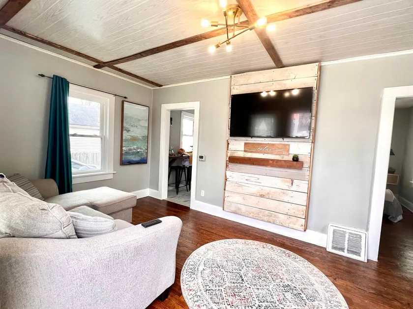 Walking distance to Fairgrounds! Sleeps 9 - Image 1