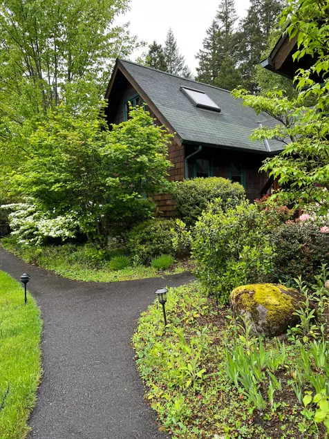 CRAFTSMAN CABIN #2. The McKenzie River experience. - Image 1