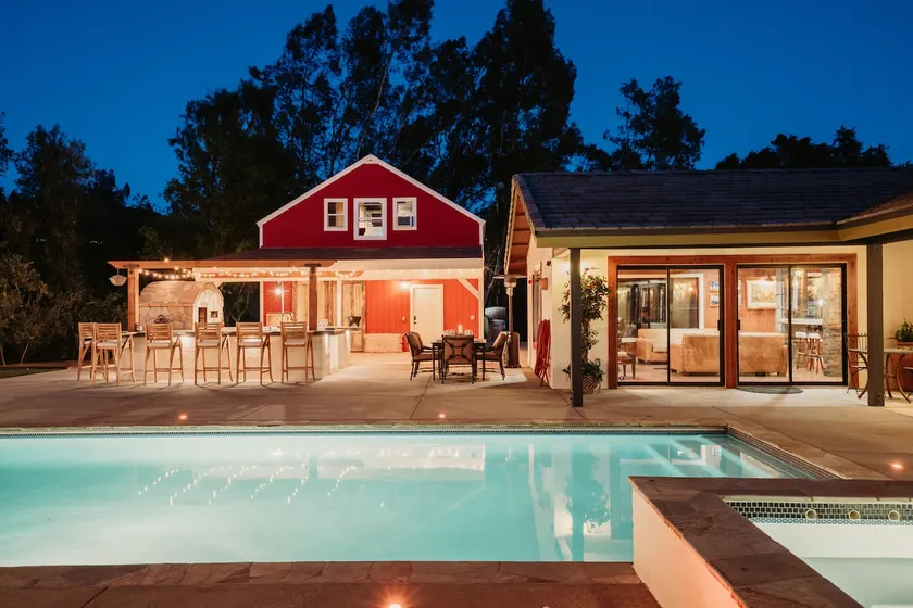 Pampas Farm Pool Hot Tub Vineyard 16 Guests - Image 1