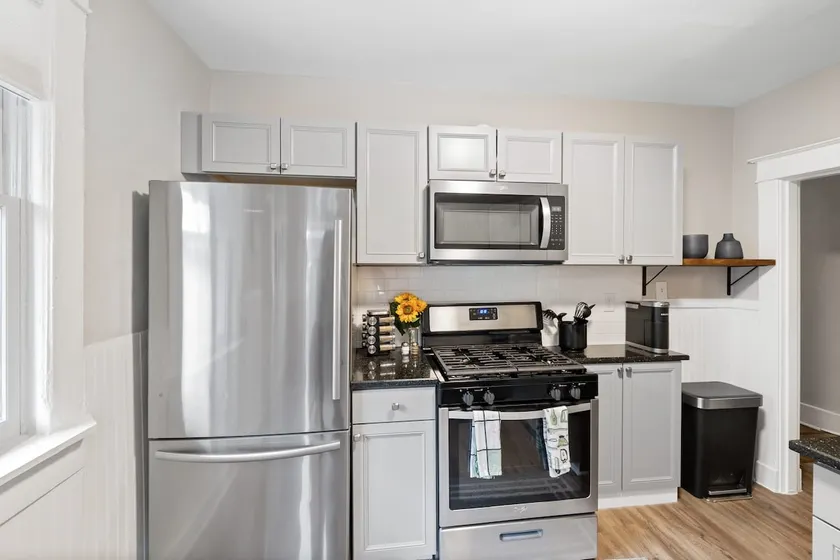 Sophisticated 2 Bedroom w/ Queen Beds, ”Location!” - Image 1