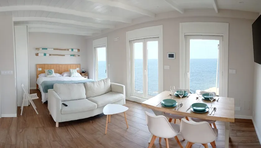 Vila Mariña. Seaside house overlooking the sea and terrace. - Image 1