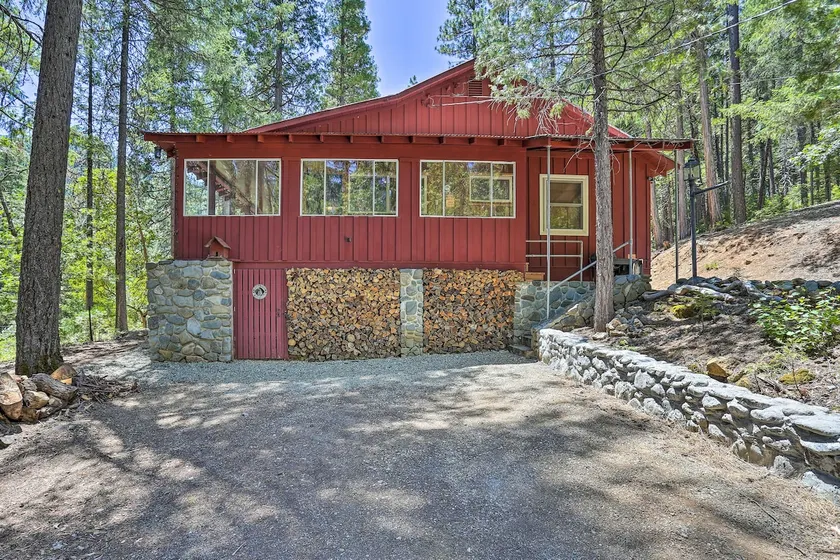 Vintage Pines Cabin- A nostalgic peaceful retreat with modern amenities. - Image 1