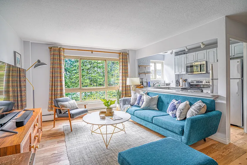 Tranquil 2BR downtown condo, Parking, King bed - Image 1