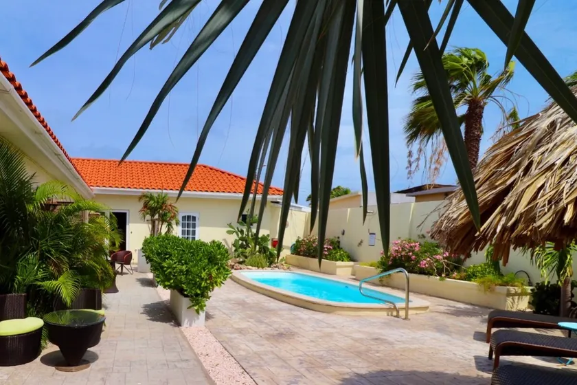 Spacious 1-bed w/ courtyard near Palm Beach - Image 1