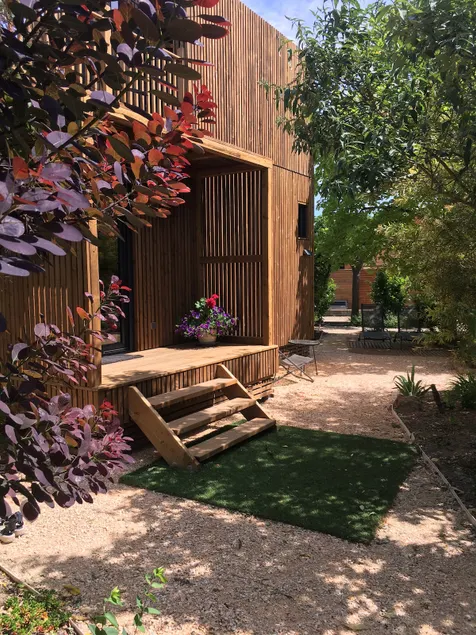 Wooden studio in a green setting - Image 1
