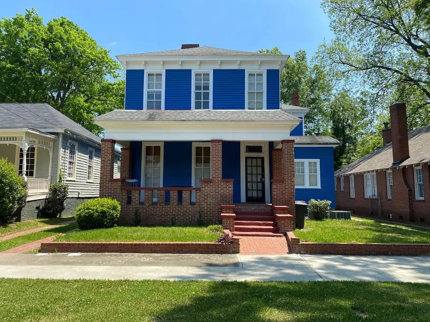 Spacious 2 Bedroom Apartment in old historic home! - Image 1