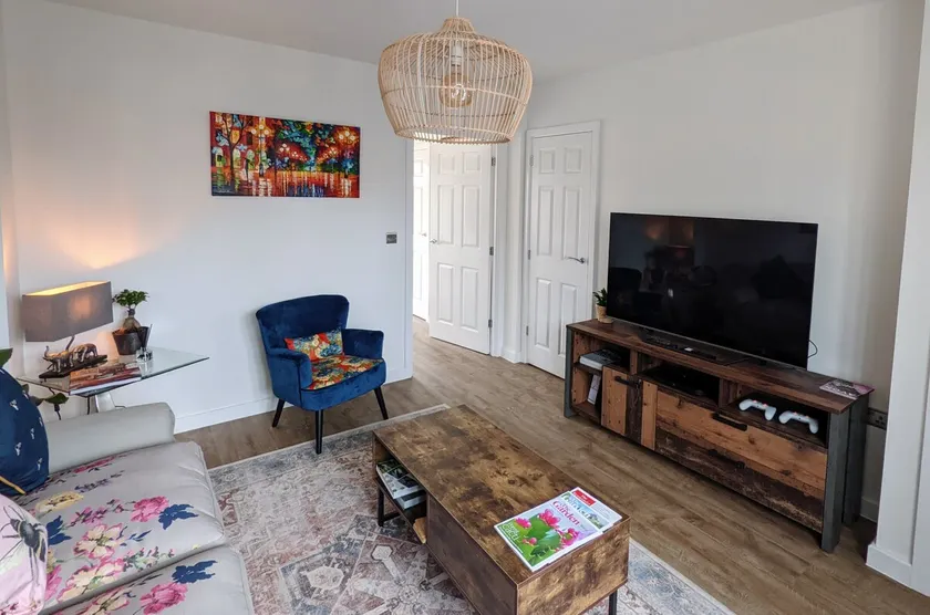 2 bedroom house with parking - Image 1