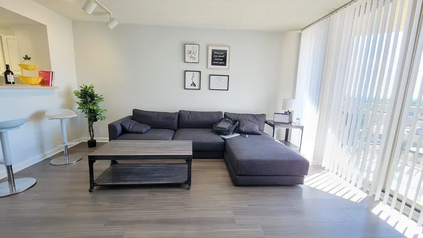Lovely 1-Bedroom Condo with Pool and City View - Image 1
