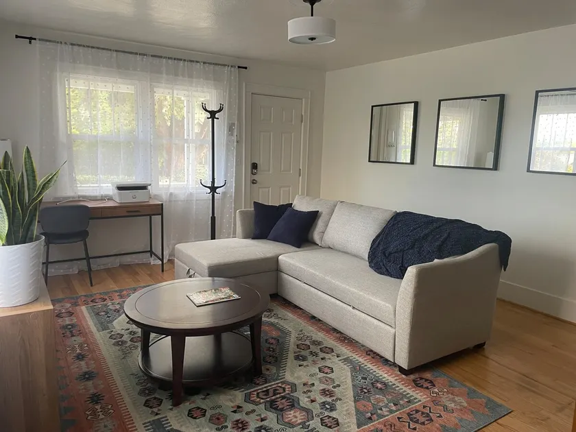 Laurelwood Cottage: steps to Hayward, EV charger! - Image 1