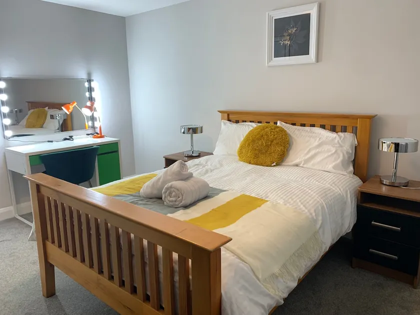 Serviced Luxury Modern Belfast City Centre 2 Bed Apartment - Image 1