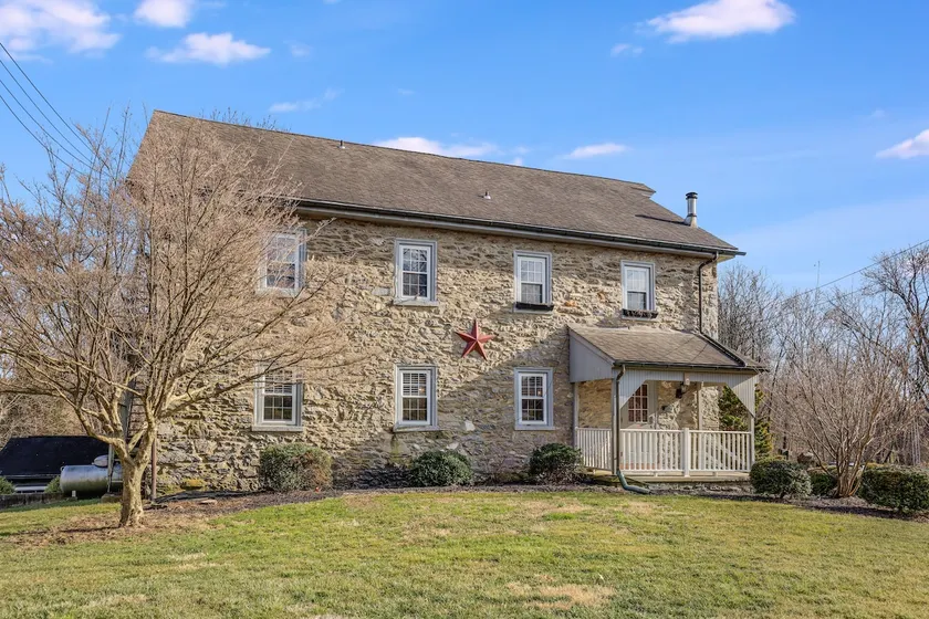 Historic Stone Mill in Lancaster Countryside - Image 1