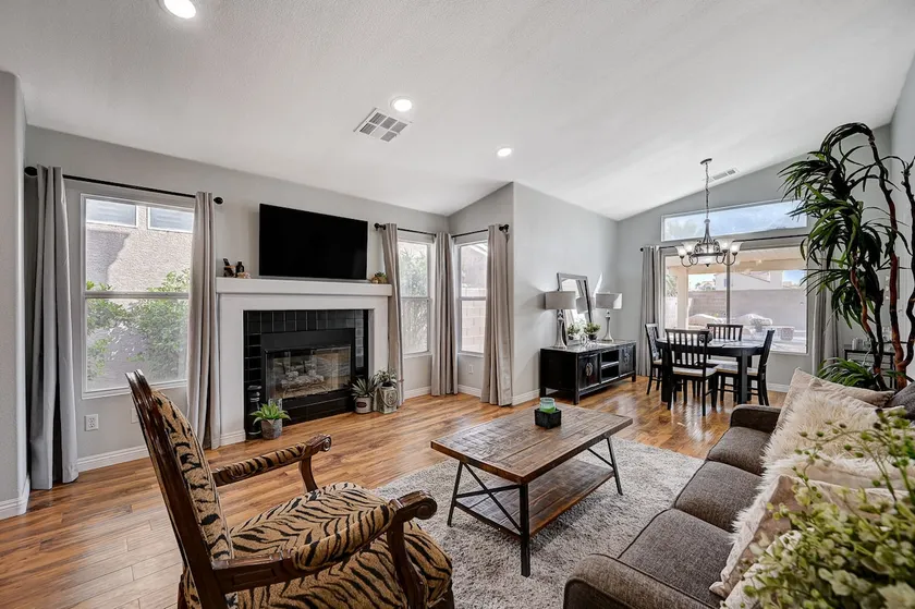Cheerful 3-bedroom retreat with pool & spa! - Image 1