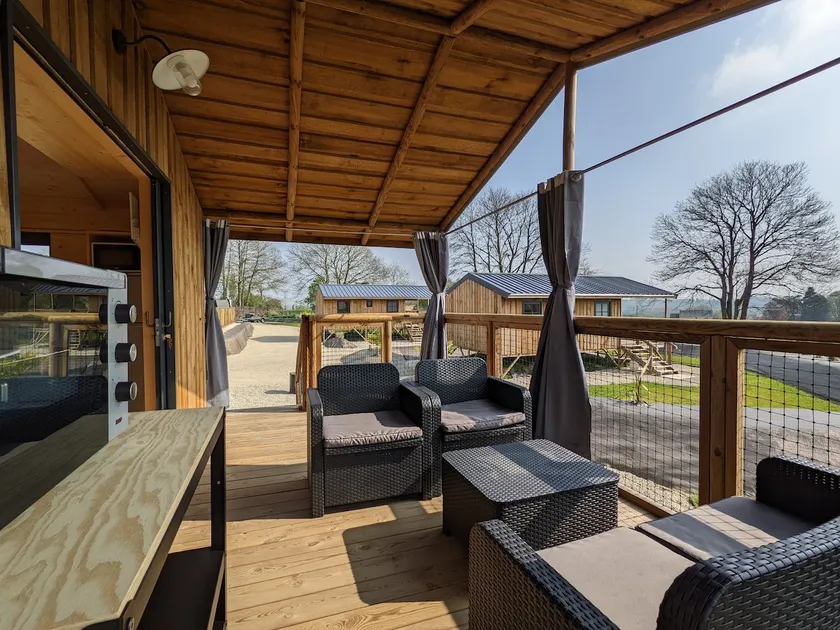 Wooden lodge for 4 people, with pool access - Image 1