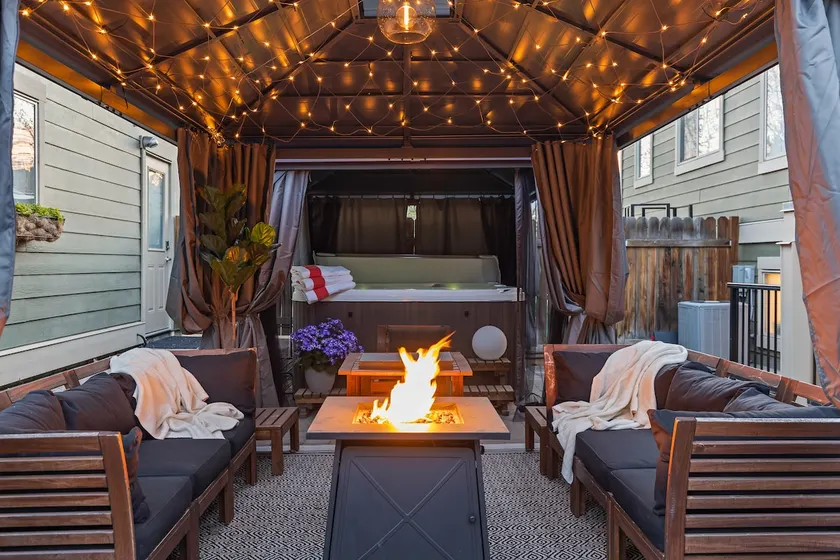 CoCööN*Hot Tub*King Adj Bed *Fireplace & Table*BBQ - Image 1