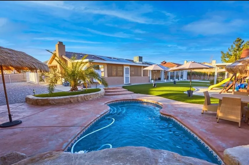 Cheerful 3-bedroom home with pool. - Image 1