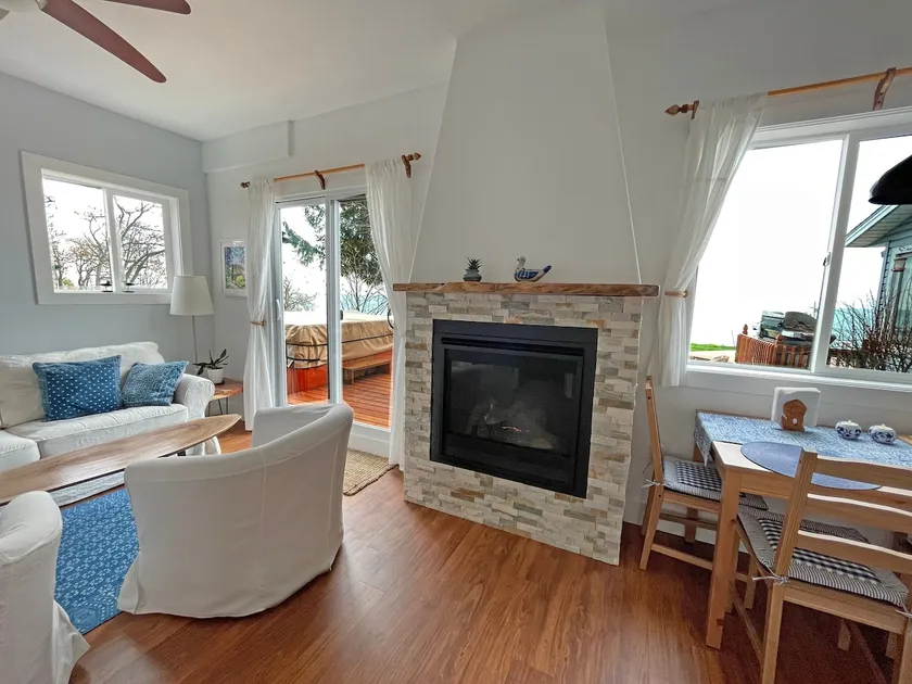 Lakefront Beautiful Private Vacation Suite - Image 1