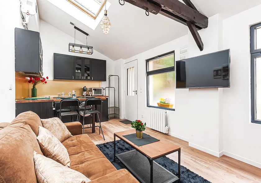 Beautiful single-story guest house 12 minutes from Paris - Image 1