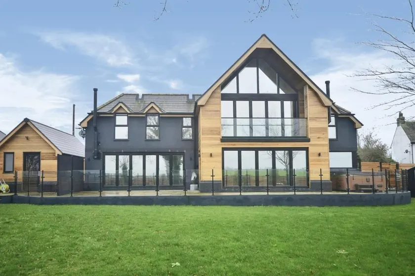 Beautiful Seaside Home, near Camber Sands, hot tub - Image 1