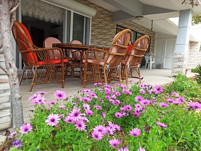 Large Apartment with Garden 500m from the Sea - Image 1