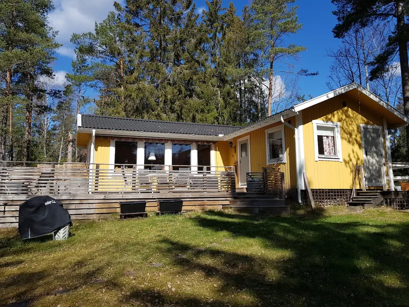 Family-friendly cottage plus guest house near lake. - Image 1
