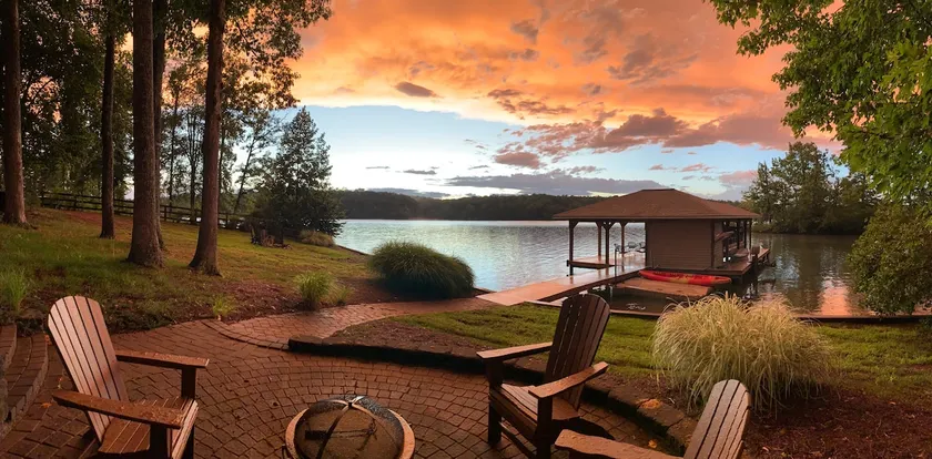 Beautiful waterfront lake house w/state park views - Image 1