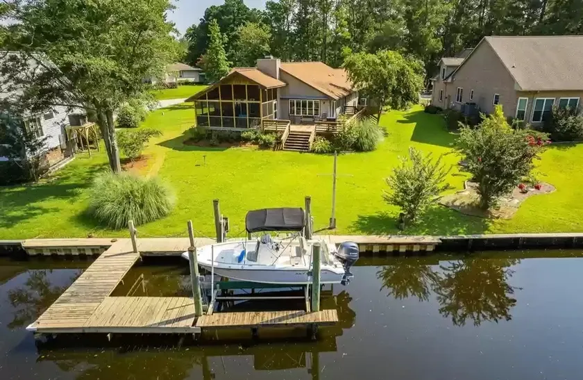 Waterfront Retreat with boat lift/dock & 2 kayaks. - Image 1