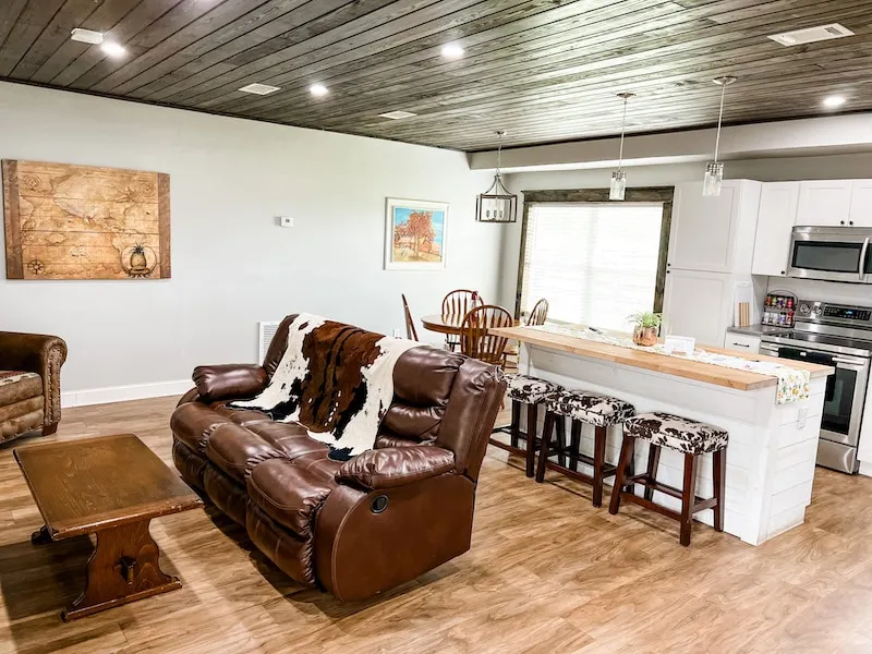 Charming, peaceful farm cottage + horse boarding - Image 1