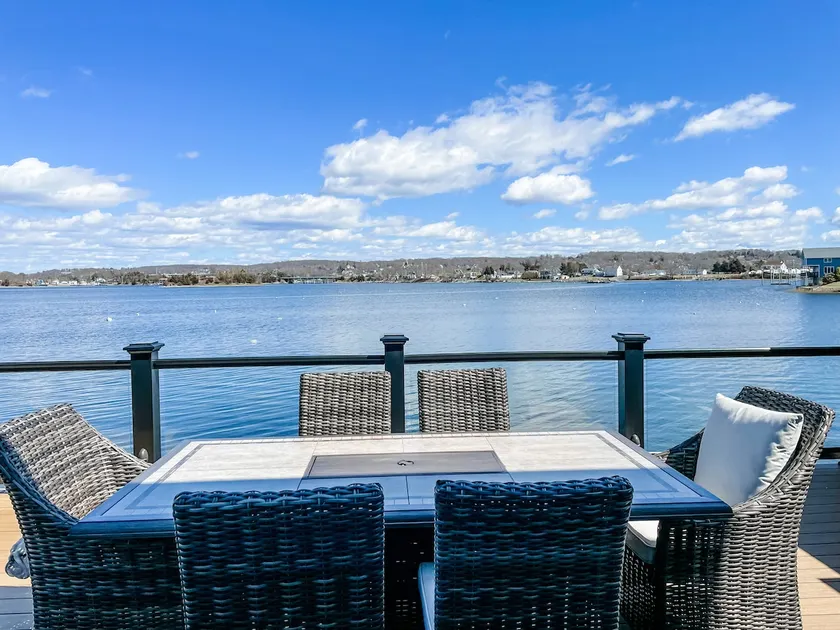 Waterfront Oasis minutes from Newport w/ hot tub! - Image 1