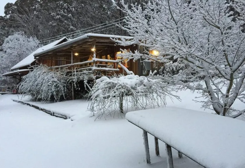 The Cloud House Hampton - Rustic Alpine Retreat - Image 1