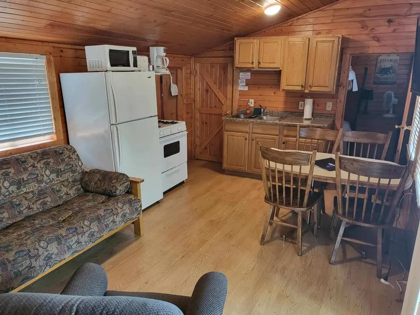 Cabin 4 - Two bedroom bunkhouse, lakefront cabin. - Image 1
