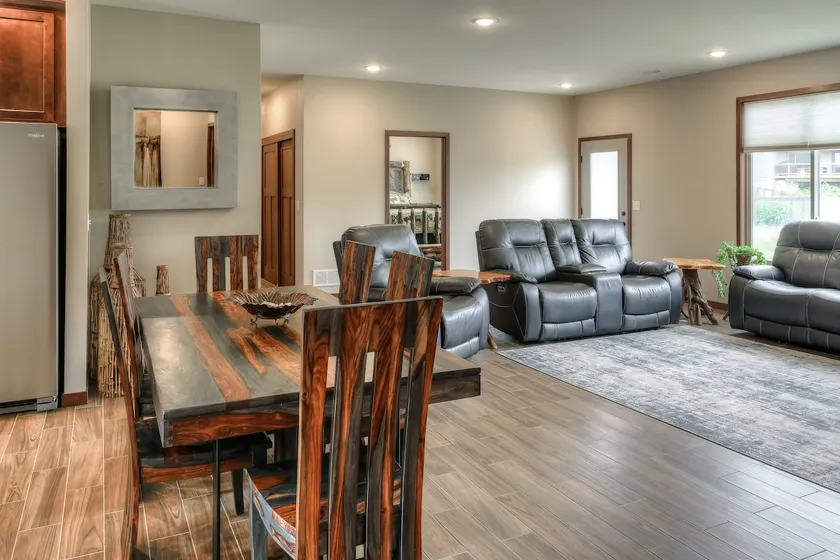 Located minutes to great attractions in Iowa Lakes - Image 1