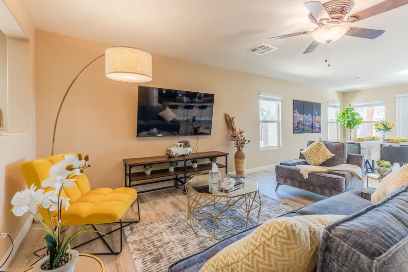 Spacious 3BR home. 15 minutes to strip and airport - Image 1