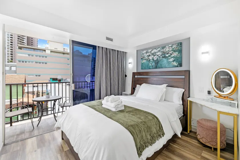 Newly Renovated 2bd/1ba with Balcony in Waikiki ! - Image 1