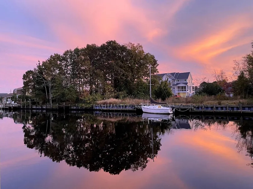 Sunny Spacious Waterfront – Newly Renovated Home - Image 1